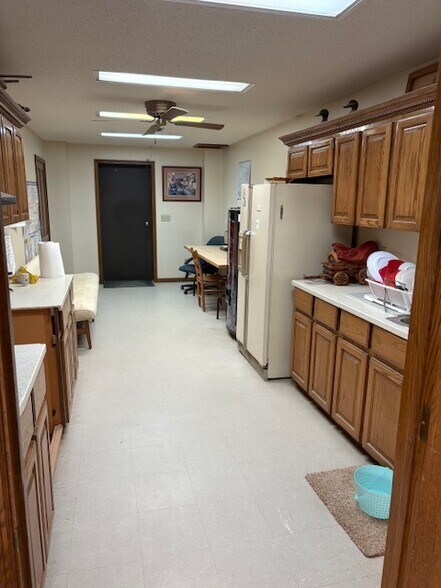 More Photos Of 311 Peach Wood Dr, Byron Light Manufacturing For Sale