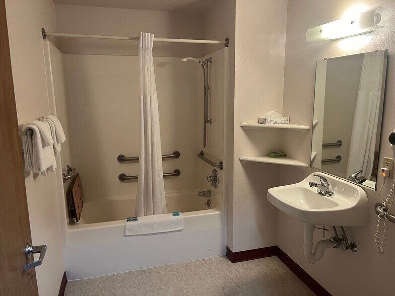 More Photos Of 804 Western Heights Cir, Hillsboro Hotel For Sale