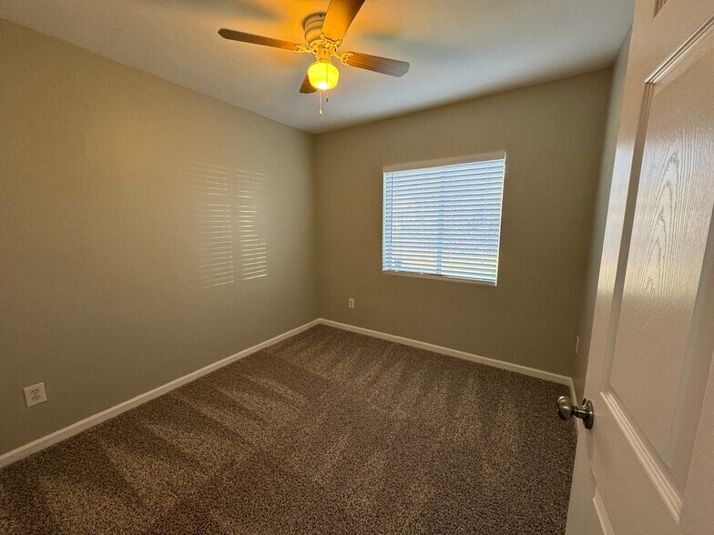 More Photos Of 2423 W Campbell Ave, Phoenix Warehouse For Lease