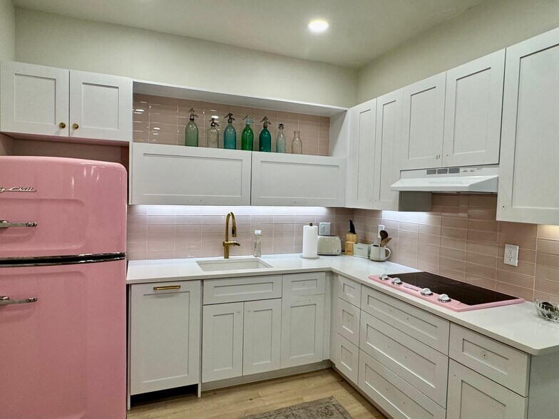 More Photos Of 5400 85th St, Vero Beach Showroom For Sale