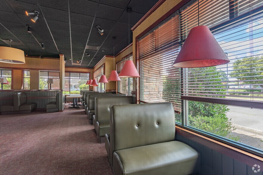 More Photos Of 4066 Victory Blvd, Portsmouth Restaurant For Lease