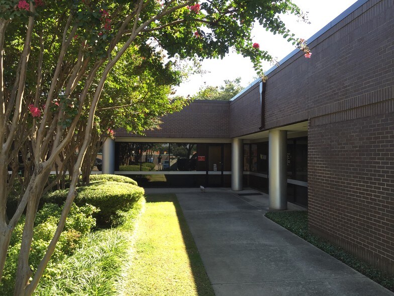 More Photos Of 2611 Westgrove Dr, Carrollton Showroom For Lease