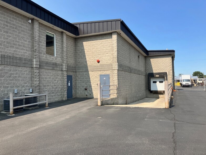 More Photos Of 5307 N Glenwood St, Garden City Warehouse For Lease