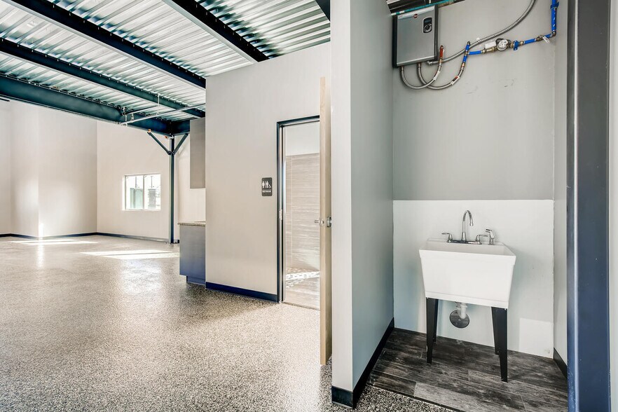 More Photos Of 7637 Fm 3009, Schertz Light Distribution For Sale