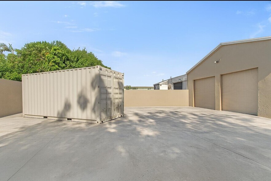 More Photos Of 200 W Prospect Rd, Oakland Park Freestanding For Sale