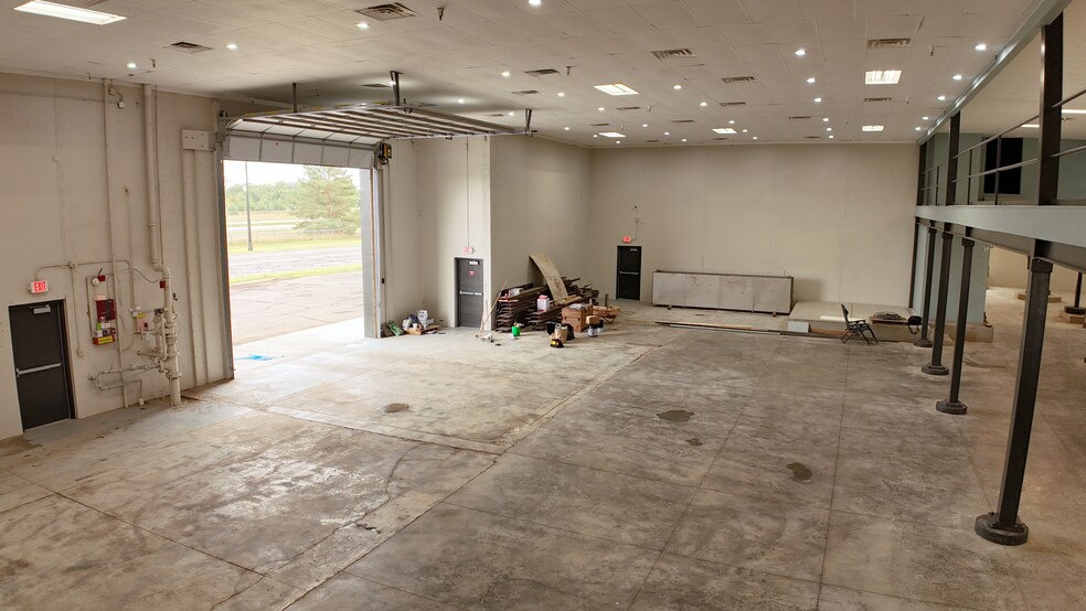 More Photos Of 38450 Tanger Dr, North Branch Service Station For Lease