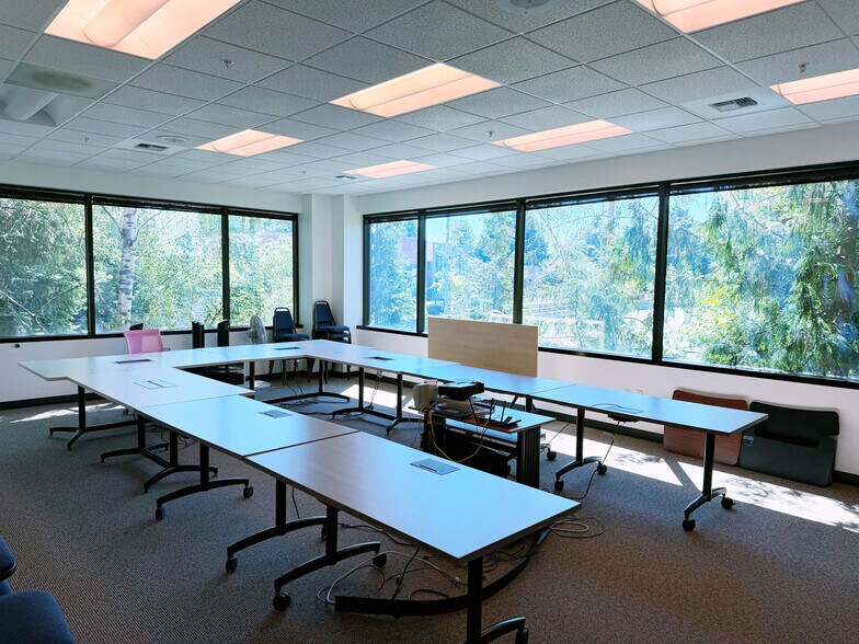 More Photos Of 8060 SW Pfaffle St, Tigard Office For Sale