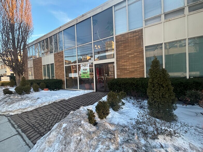 Primary Photo Of 220 Old Country Rd, Mineola Office For Lease