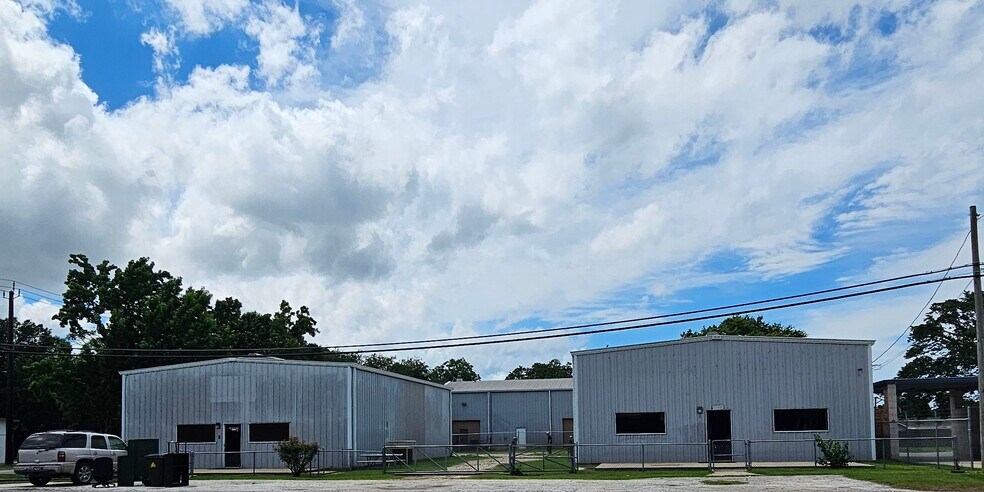 More Photos Of 130 Grand Ave, Bacliff Warehouse For Sale