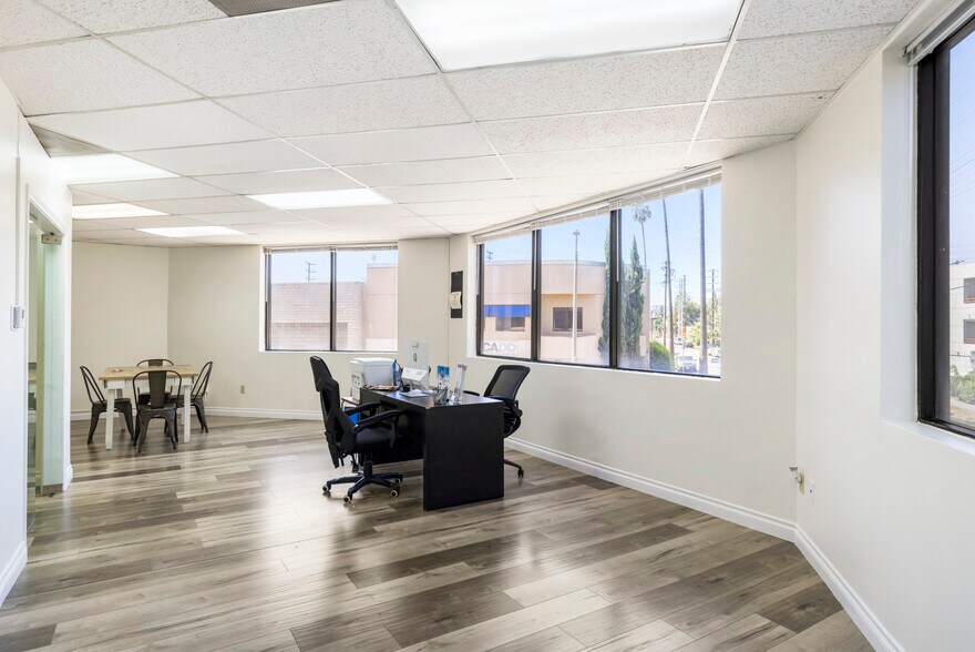 More Photos Of 14553 Delano St, Van Nuys Office For Lease