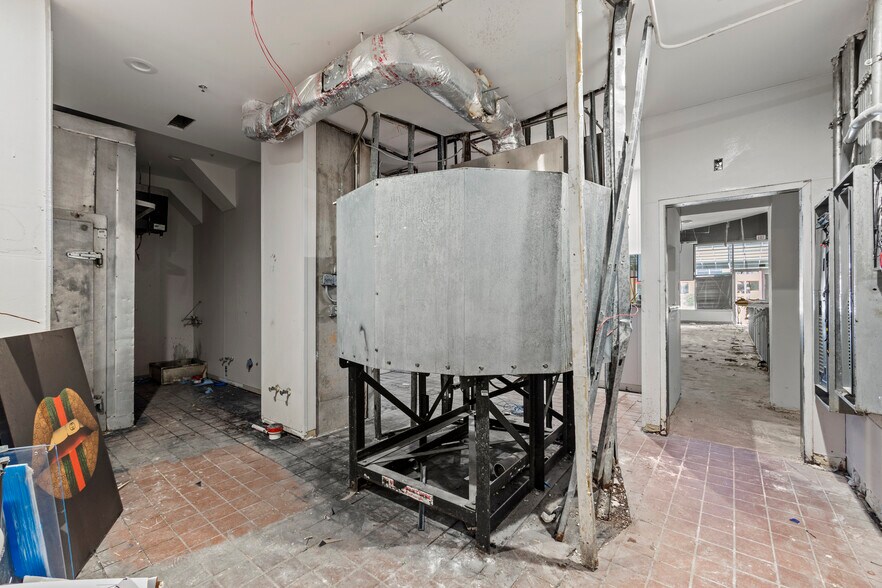 More Photos Of 262 Pharr Rd NE, Atlanta Restaurant For Lease