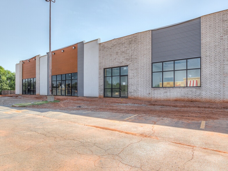 More Photos Of 4235 NW Expressway, Oklahoma City General Retail For Lease