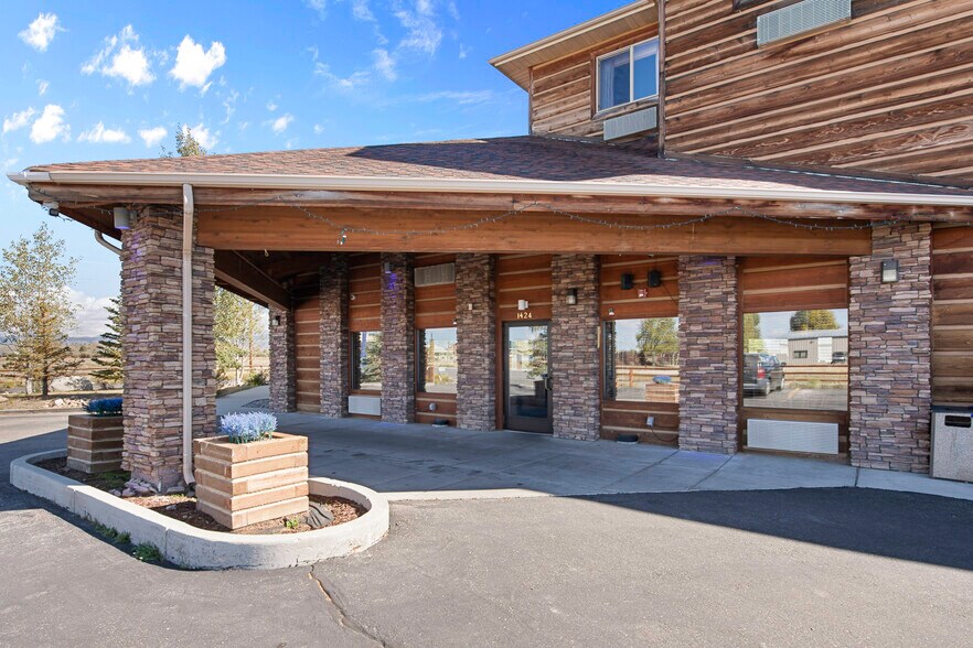 More Photos Of 1424 W Pine St, Pinedale Hotel For Sale