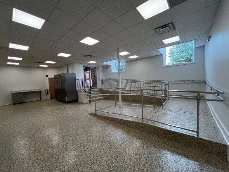More Photos Of 75 Bacon St, Biddeford Religious Facility For Lease