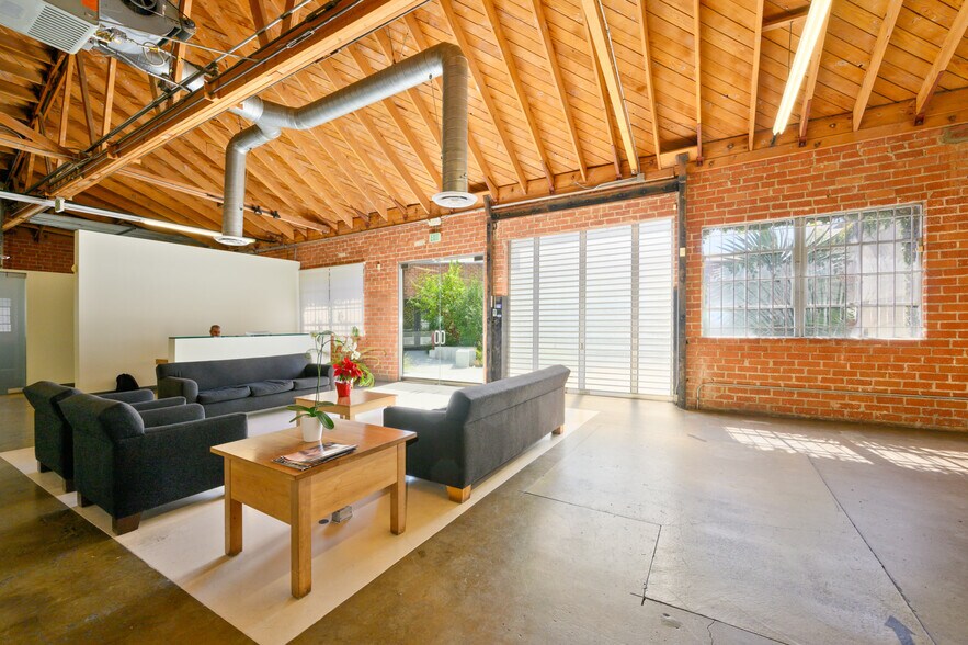 More Photos Of 2201 S Carmelina Ave, Los Angeles Loft Creative Space For Lease