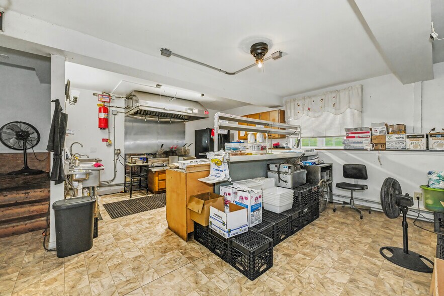 More Photos Of 5 John St, Nassau Freestanding For Sale