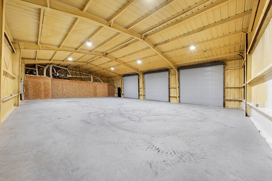 More Photos Of 1240 Blackland Trl, Lavon Warehouse For Lease