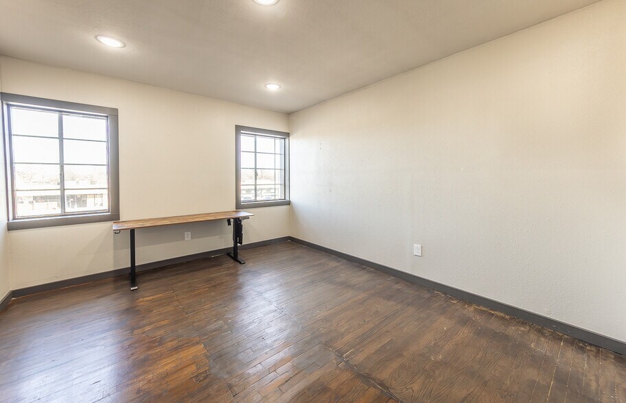 More Photos Of 2617-2619 34th St, Lubbock Loft Creative Space For Sale
