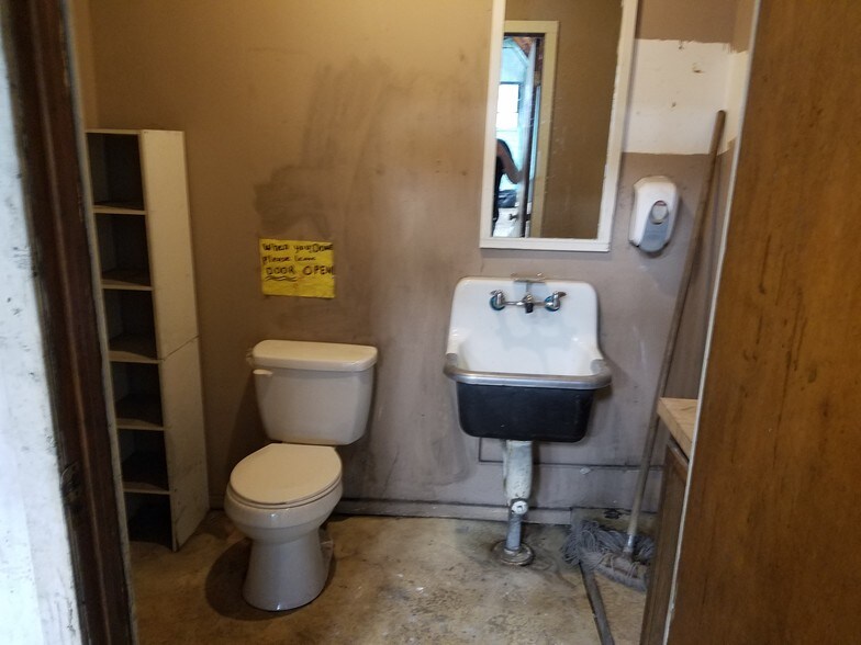 More Photos Of 7 Eli St, East Stroudsburg Warehouse For Lease