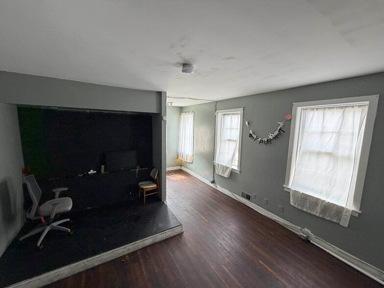 More Photos Of 226 W Read St, Baltimore General Retail For Sale