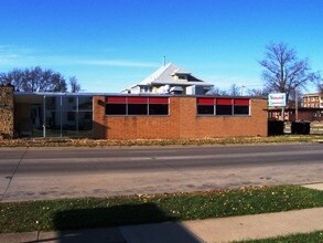 Primary Photo Of 910-930 W 5th St, Waterloo General Retail For Sale