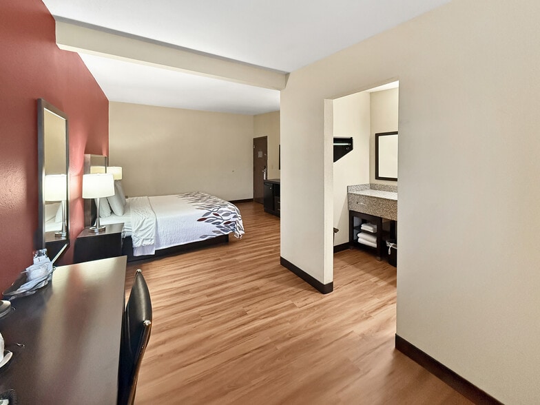 More Photos Of 5020 NE 14th St, Des Moines Hotel For Sale
