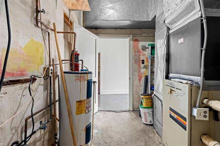 More Photos Of 7535 Williamson Rd, Roanoke Restaurant For Lease