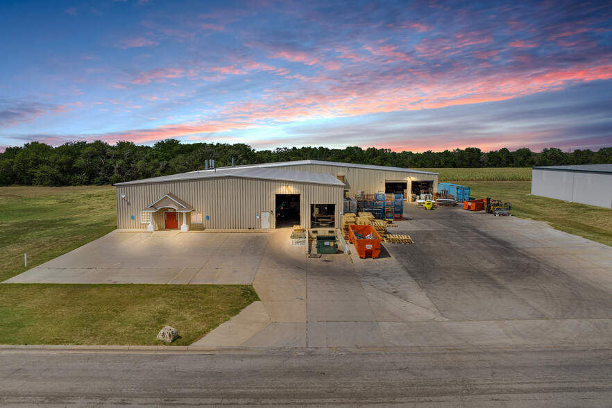 Primary Photo Of 1800 SE 9th St, Newton Manufacturing For Sale