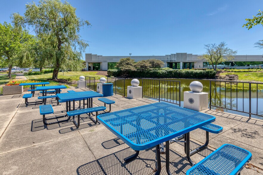 More Photos Of 821-881 Parkview Blvd, Lombard Unknown For Lease