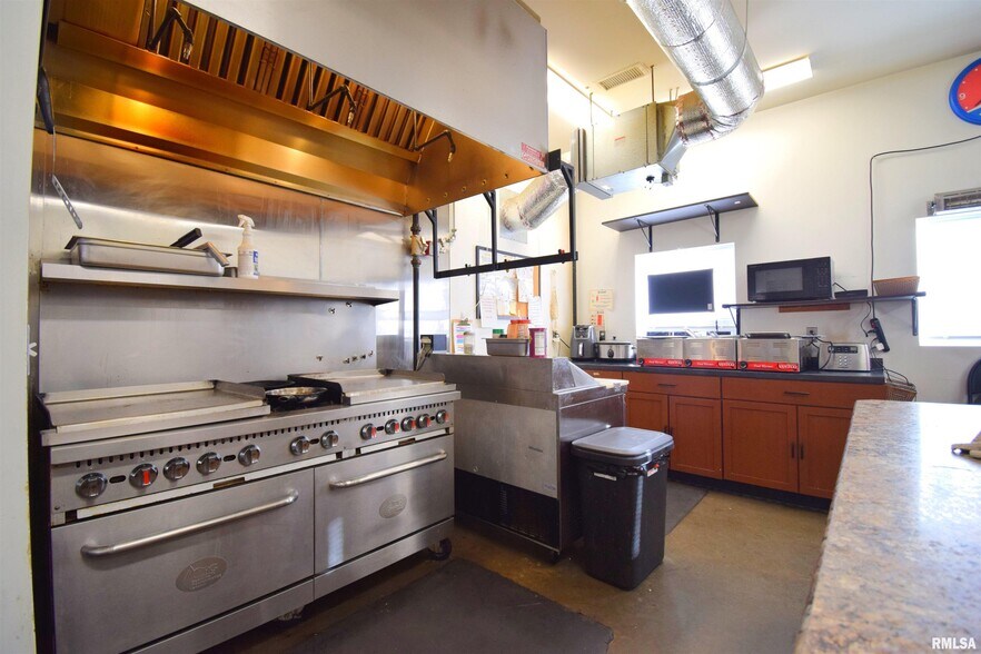 More Photos Of 102 N Park St, Sesser Restaurant For Sale