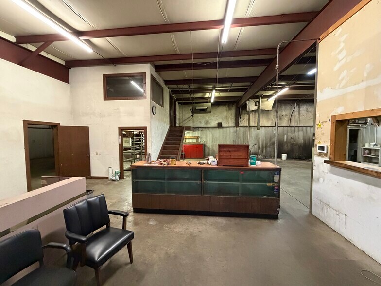 More Photos Of 403 W 2nd St, Sand Springs Manufacturing For Sale