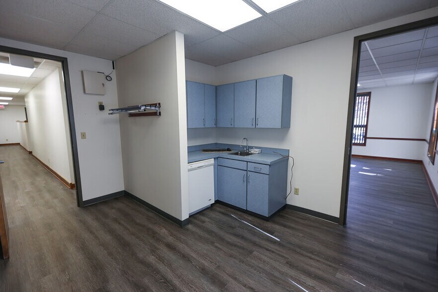 More Photos Of 1615 S Ingram Mill Rd, Springfield Office For Lease