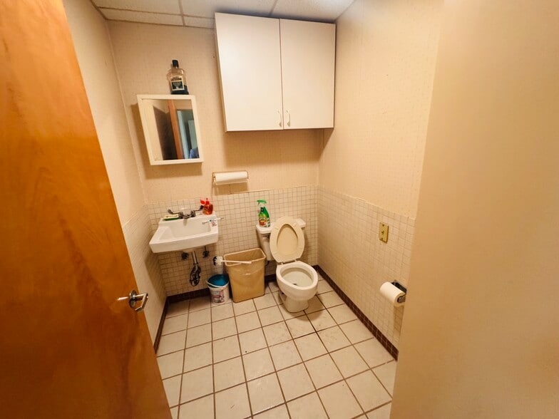 More Photos Of 816 Hempstead Tpke, Franklin Square Office For Sale