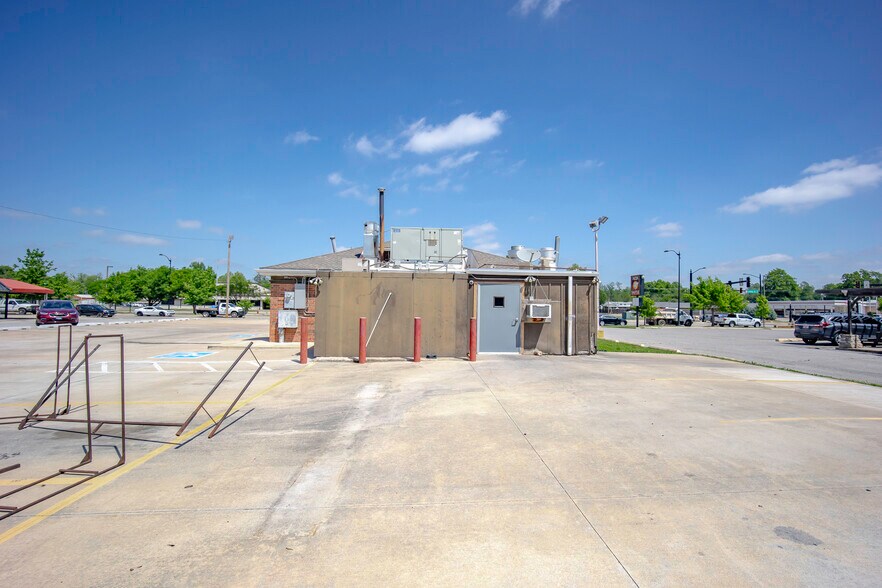 More Photos Of 1514 W Lindsey St, Norman Restaurant For Lease