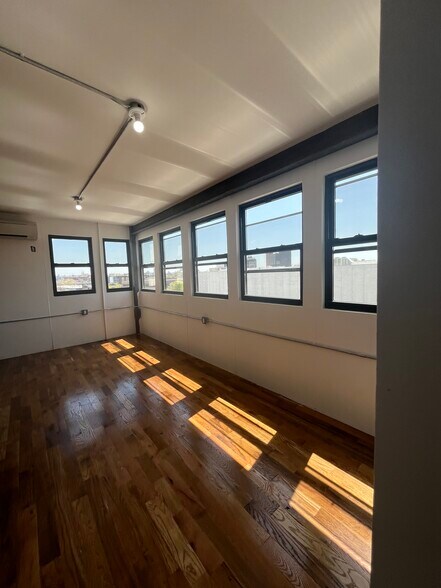 More Photos Of 310 Meserole St, Brooklyn Flex For Lease