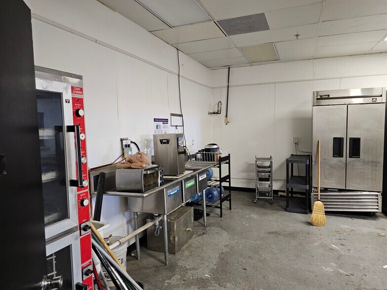 More Photos Of 953 E Sahara Ave, Las Vegas Storefront For Sale