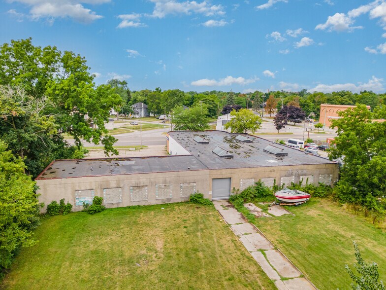 More Photos Of 1322 E Genesee Ave, Saginaw Showroom For Sale