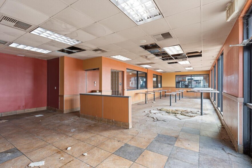 More Photos Of 1721 S Mechanic St, El Campo Fast Food For Sale