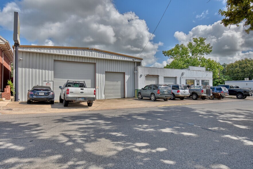 More Photos Of 307 E Alamo St, Brenham Auto Repair For Sale