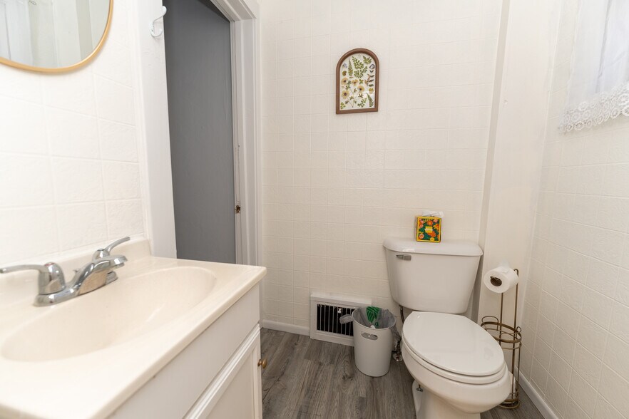 More Photos Of 218 S Washington St, Mt Pleasant Office For Sale