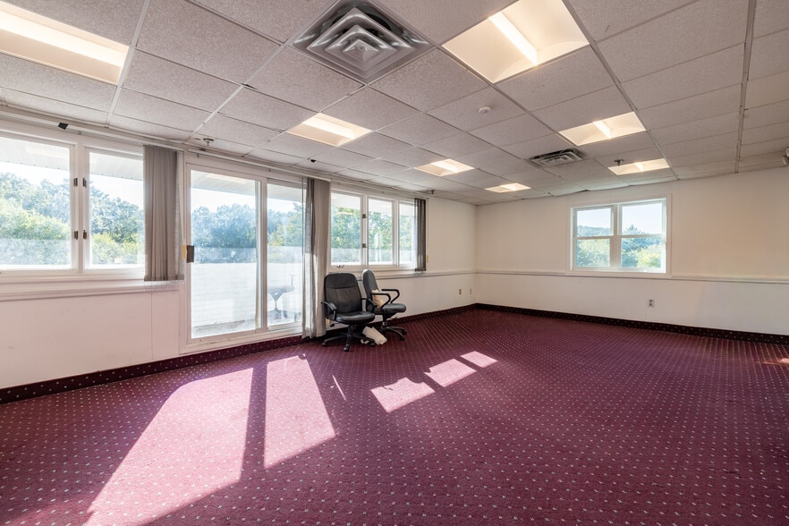 More Photos Of 1538 Turnpike St, North Andover Medical For Sale