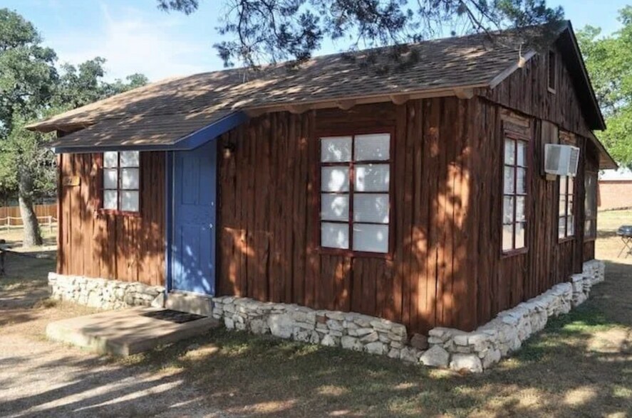 More Photos Of 1400 Ranch Road 261, Buchanan Dam Hotel For Sale