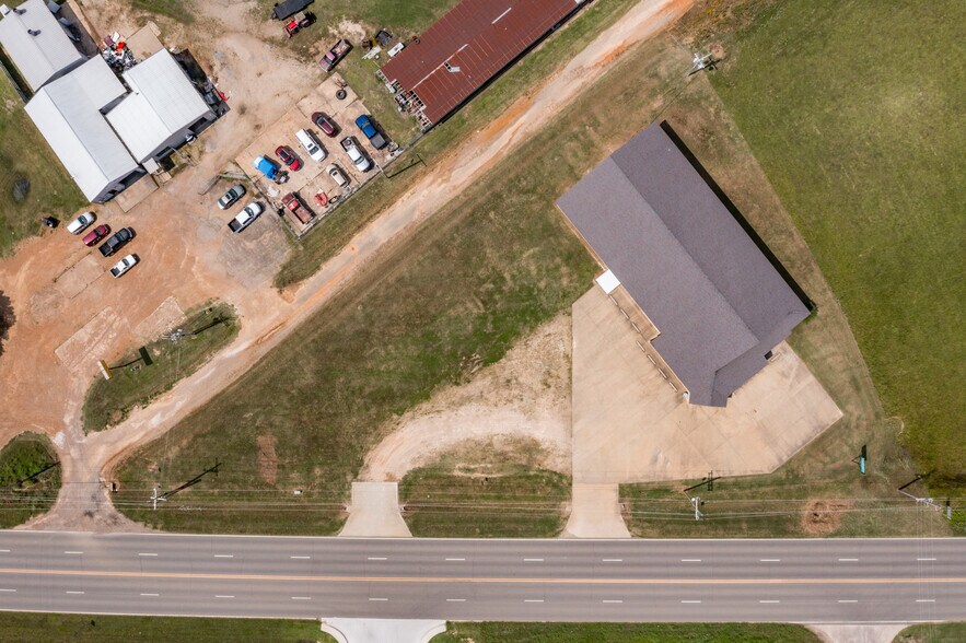 More Photos Of 1910 E Jackson St, Hugo Freestanding For Sale