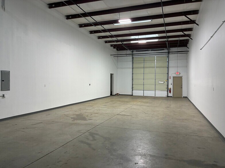 More Photos Of 4800-4820 Poplar Place Dr, Louisville Showroom For Lease