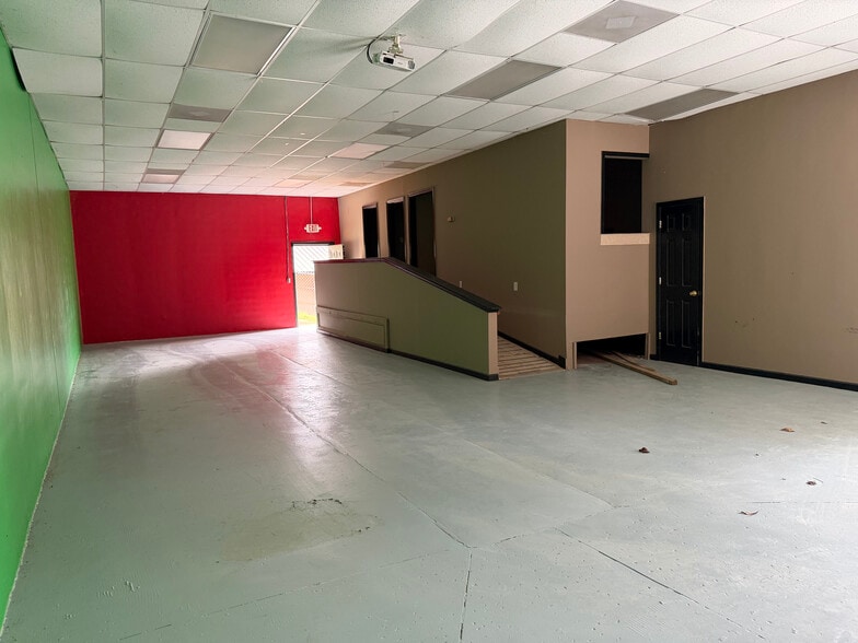 More Photos Of 727 Airport Rd, Cornelia Flex For Sale