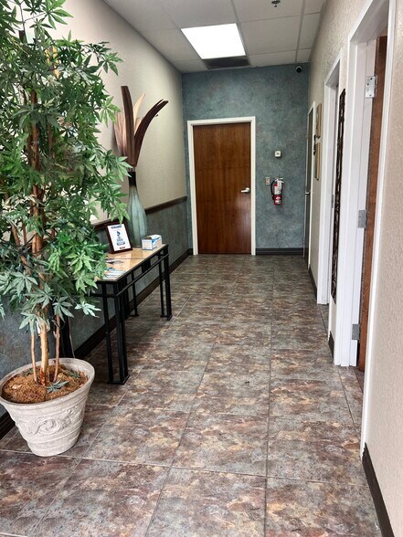 More Photos Of 6881 Kingspointe Pky, Orlando Flex For Lease
