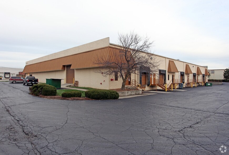 More Photos Of 800-810 Distribution Dr, Columbus Warehouse For Lease