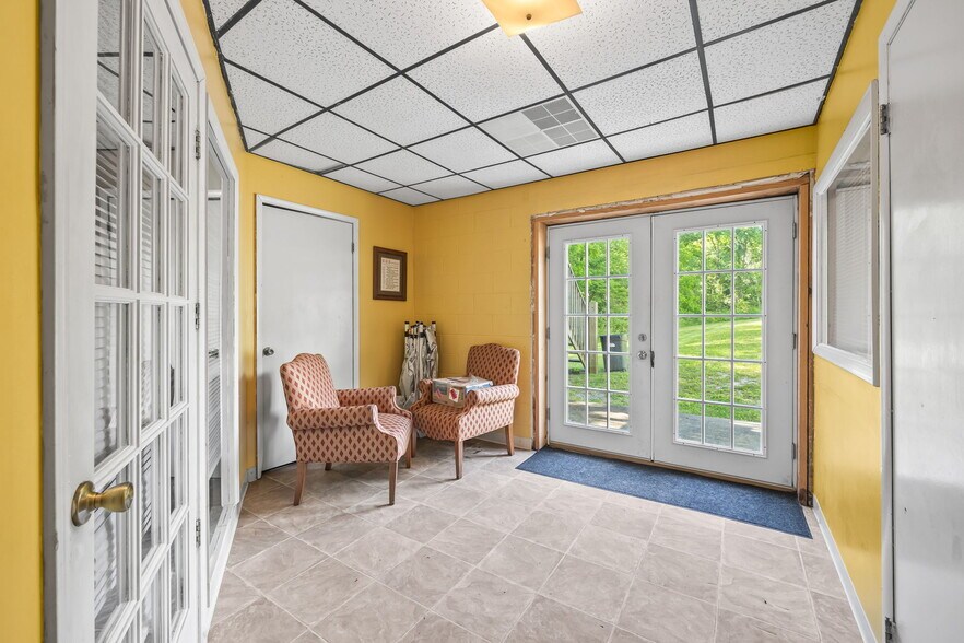 More Photos Of 832 Allardt Hwy, Jamestown Showroom For Sale