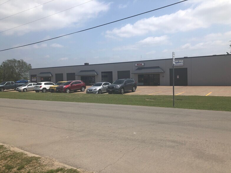 More Photos Of 300 Bryant Ave, Midlothian Light Distribution For Lease