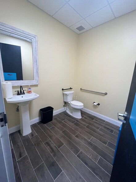 More Photos Of 522 Live Pine Cir, Apopka Warehouse For Sale